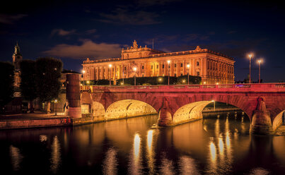 Schweden, Stockholm, Blick auf das Parlamentsgebäude mit der Norrbro-Brücke im Vordergrund bei Nacht - MPA000047