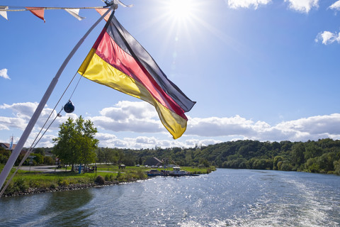 Deutschland, Unterfranken, Deutschlandflagge auf der Fähre bei Volkach, lizenzfreies Stockfoto