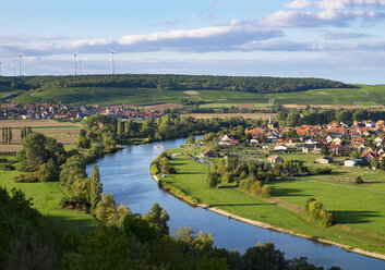 Deutschland, Unterfranken, Fluss Main mit Untereisenheim und Fahr - SIEF006819