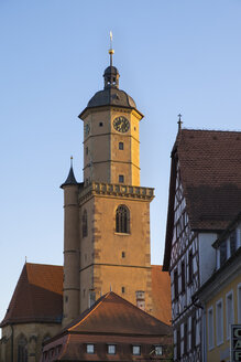 Deutschland, Unterfranken, Volkach, Turm der Kirche St. Barthlomaeus und St. Georg - SIEF006829