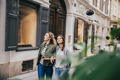 Austria, Vienna, two female friends exploring the old town - AIF000115