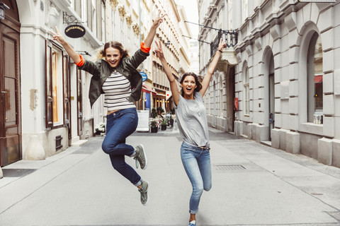 Österreich, Wien, zwei aufgeregte Freundinnen in der Altstadt, lizenzfreies Stockfoto