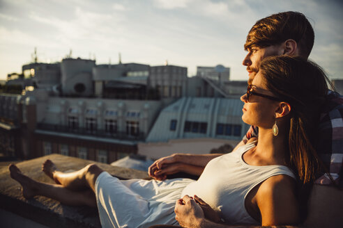 Österreich, Wien, Junges Paar genießt romantischen Sonnenuntergang auf Dachterrasse - AIF000121