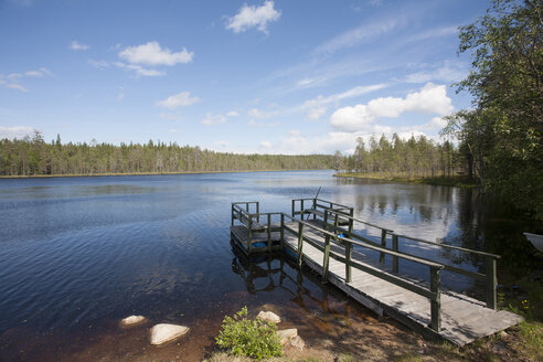 Finnland, Kuhmo, Steg an einem Seeufer - ZCF000351