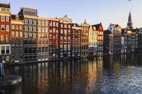 Niederlande, Amsterdam, Damrak, Blick auf eine Reihe von Grachtenhäusern in der Altstadt - HOHF001370