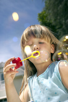 Porträt eines kleinen Mädchens, das Seifenblasen bläst - RMAF000024