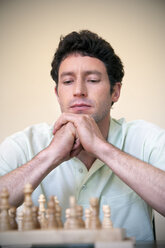 Porträt eines Schach spielenden Mannes - RMAF000033