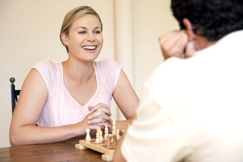 Porträt einer Frau, die mit ihrem Mann Schach spielt - RMAF000037