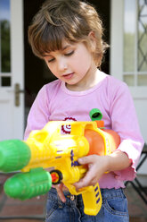 Porträt eines kleinen Mädchens mit Wasserpistole - RMAF000047