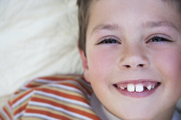 Porträt eines lächelnden kleinen Jungen mit Zahnlücke - RMAF000052