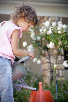 Kleines Mädchen mit Gießkanne im Garten - RMAF000057