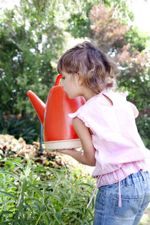 Kleines Mädchen mit Gießkanne im Garten - RMAF000058