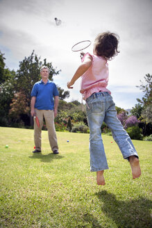 Kleines Mädchen spielt Badminton mit ihrem Großvater - RMAF000060