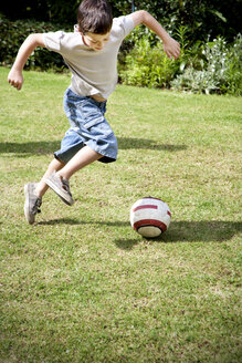 Kleiner Junge spielt Fußball im Garten - RMAF000071