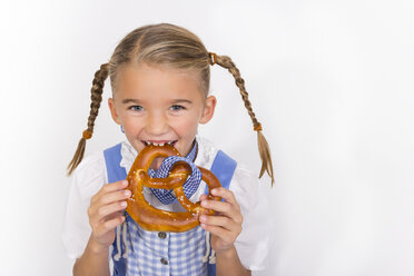 Porträt eines kleinen Mädchens, das eine Brezel isst - YFF000469