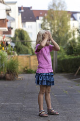 Litte blond girl playing hide and seek - JFEF000740