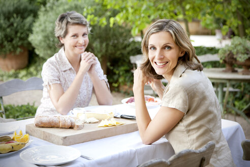 Two women having brunch in the garden - RMAF000093