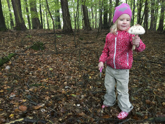 Junges Mädchen mit Pilz im Wald, Waldenburger Berge, Deutschland - ALF000608