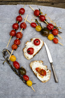 Gegrillte Tomaten, aufgespießt, Rosmarin und Brot - SARF002241