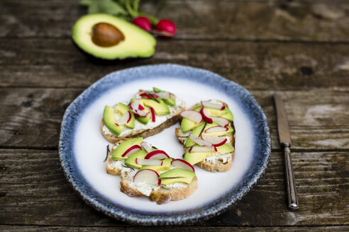 Avocado-Rettich-Brot auf Teller - SARF002243