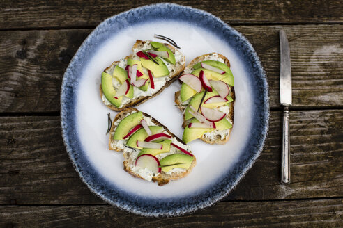 Avocado-Rettich-Brot auf Teller - SARF002244