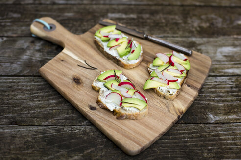 Avocado-Rettich-Brot auf Schneidebrett - SARF002245