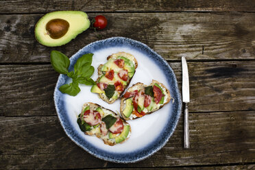 Avocado-Tomaten-Käse-Brot auf Teller - SARF002248