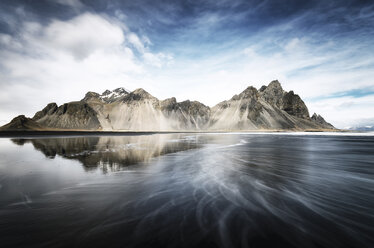 Island, Stokksnes, Vestrahorn-Gebirge, Schwarzer Sandstrand - SMAF000380