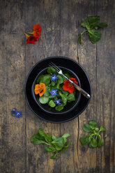 Bowl of lamb's lettuce with blossoms of borage and Indian cress - LVF004055