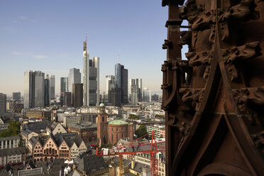 Deutschland, Frankfurt, Stadtbild mit Finanzviertel und Turm des Frankfurter Doms - PC000197