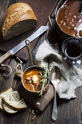 Gulaschsuppe mit mediterranen Kräutern und Kartoffeln - SBDF002394