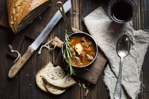 Gulaschsuppe mit mediterranen Kräutern und Kartoffeln - SBDF002395