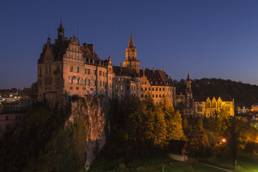 Germany, Baden Wuerttemberg, Sigmaringen, View of Sigmaringen Castle at night - ELF001669