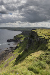 UK, Nordirland, Grafschaft Antrim, Basaltklippen an der Causeway Coast - ELF001678