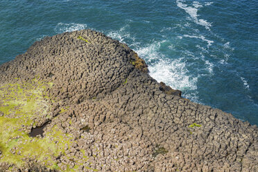 UK, Northern Ireland, County Antrim, view from cliff coast to basalt columns at Causeway Coast - ELF001679