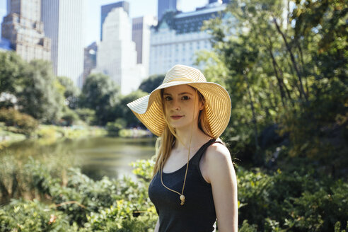 USA, New York City, Porträt einer jungen Frau im Central Park - GIOF000334