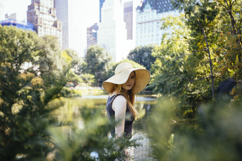 USA, New York City, Porträt einer jungen Frau im Central Park, lizenzfreies Stockfoto