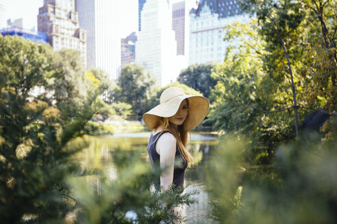 USA, New York City, portrait of young woman in Central Park - GIOF000337