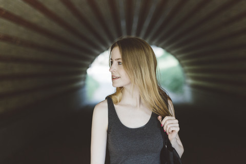 Junge Frau in einem Tunnel, lizenzfreies Stockfoto