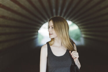 Young woman in a tunnel - GIOF000348