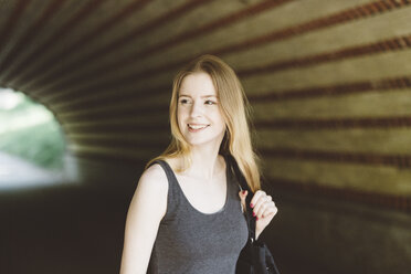 Young woman in a tunnel - GIOF000349