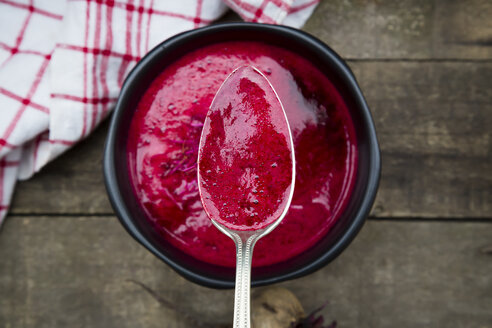 Löffel und Schüssel mit Rote-Bete-Suppe - LVF004071