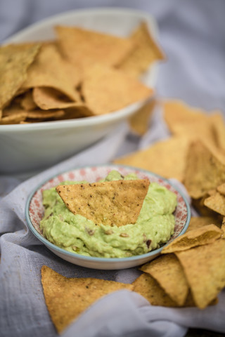 Schale mit Guacamole und Nachos, lizenzfreies Stockfoto