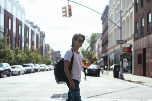 USA, New York City, Mann läuft mitten auf der Straße in Williamsburg - GIOF000360