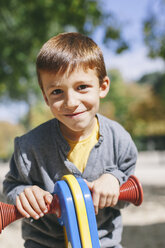 Porträt eines lächelnden Jungen auf dem Spielplatz - EBSF000987