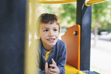 Lächelnder Junge auf dem Spielplatz - EBSF000988