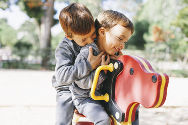 Zwei glückliche Jungen spielen auf dem Spielplatz - EBSF000991