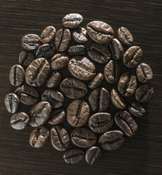 Coffee beans on wooden background - DEGF000554