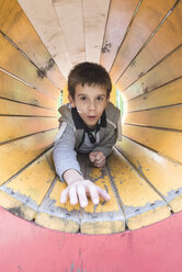 Junge in einem Tunnel auf dem Spielplatz - DEGF000574