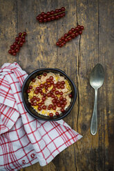 Schale Joghurt mit Cornflakes und roten Johannisbeeren - LVF004085